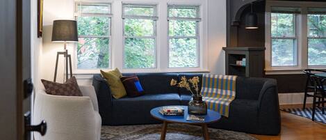 Una Smart TV, libros, un reproductor estéreo, una oficina