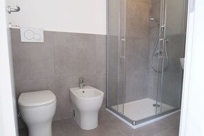 Regadera, secadora de cabello, bidet, toallas 