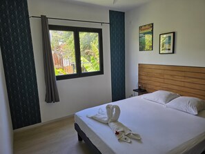 4 bedrooms, iron/ironing board, WiFi, bed sheets