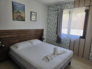 4 bedrooms, iron/ironing board, WiFi, bed sheets