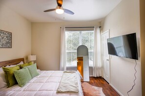 Tabla de planchar con plancha, wifi gratis y ropa de cama 