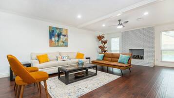 Televisio, takka, pöytätennispöytä