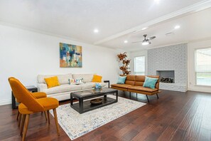 TV, fireplace, ping pong - Pool | BBQ | Game Room | Gym | Patio | Workspace (Houston)