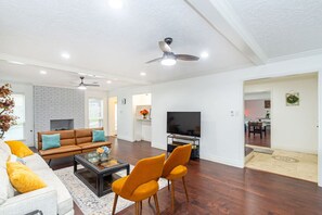 TV, fireplace, ping pong - Pool | BBQ | Game Room | Gym | Patio | Workspace (Houston)