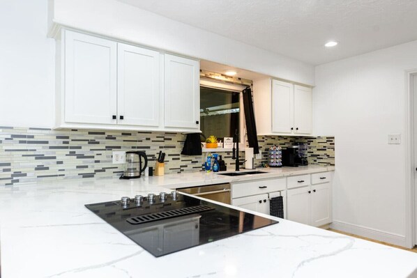 Fridge, microwave, oven, stovetop - Pool | BBQ | Game Room | Gym | Patio | Workspace (Houston)