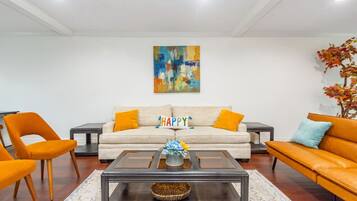 Fernseher, Kamin, Tischtennisplatte