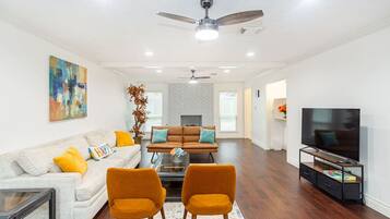 Una televisión, una chimenea, una mesa de tenis de mesa