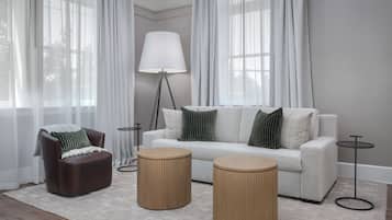 Legacy Double Queen with Sofa Sleeper | Wohnbereich | 55-Zoll-Flachbildfernseher mit Kabelempfang