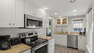 Een koelkast, een magnetron, een oven, een kookplaat