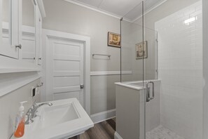 Shower, hair dryer, towels - Immerse in History- Unbeatable location Downtown! (St Augustine)
