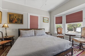 4 bedrooms, desk, iron/ironing board, travel crib