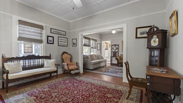 Een smart-tv en boeken