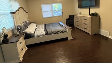 5 bedrooms, iron/ironing board, WiFi, bed sheets