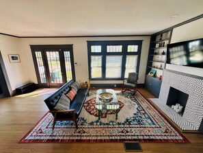 Smart TV - The Bungalow• Historic • Modern 4/2 in Highland (Shreveport)