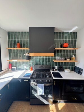 Frigorífico, microondas, horno y placa de cocina