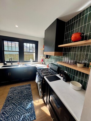 Fridge, microwave, oven, stovetop - The Bungalow• Historic • Modern 4/2 in Highland (Shreveport)