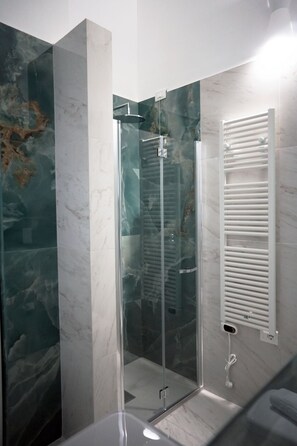 Douche, sĂšche-cheveux, bidet, serviettes fournies