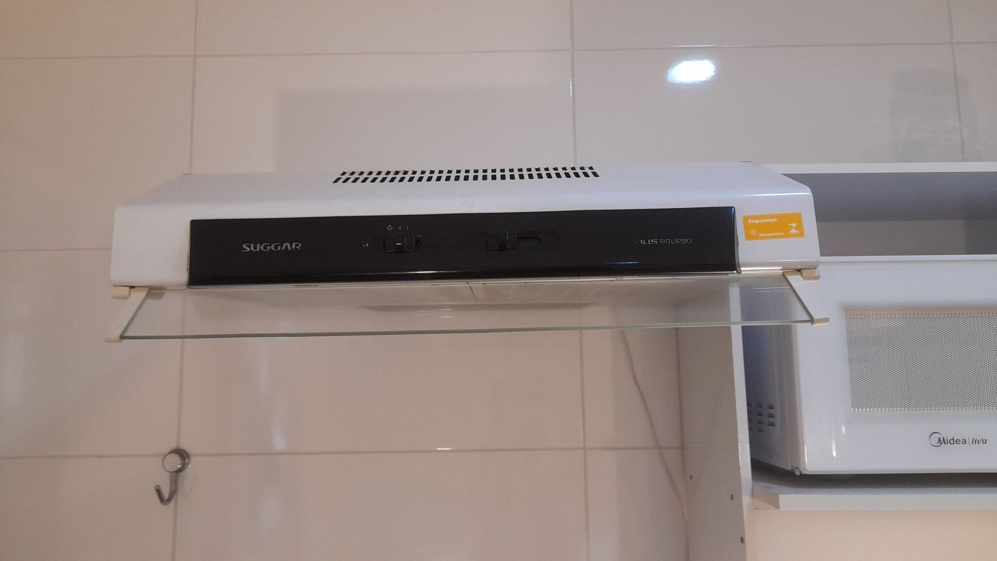 En hvid aircondition-enhed med et kontrolpanel mærket "SUGGAR" og "ALLS AIRUR90", monteret på en væg.