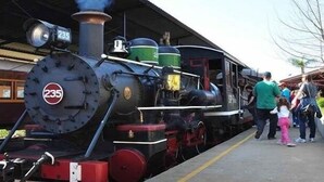 A steam locomotive with the number 235 at a station platform. - Studio climatizado wifi no centro (Piratuba)