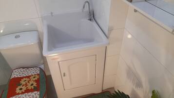 Basic-Apartment | Badezimmer | Dusche, Bidet, Toilettenpapier