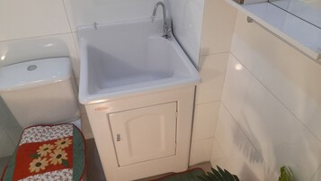 Apartamento básico | Baño | Ducha, bidé y papel higiénico