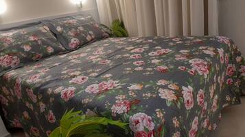 Basic-Apartment | Verdunkelungsvorhänge, kostenloses WLAN, Bettwäsche