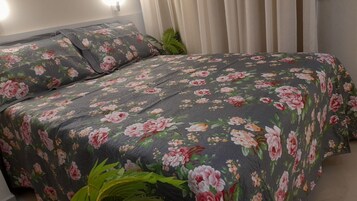 Apartamento básico | Cortinas opacas, wifi gratis, ropa de cama