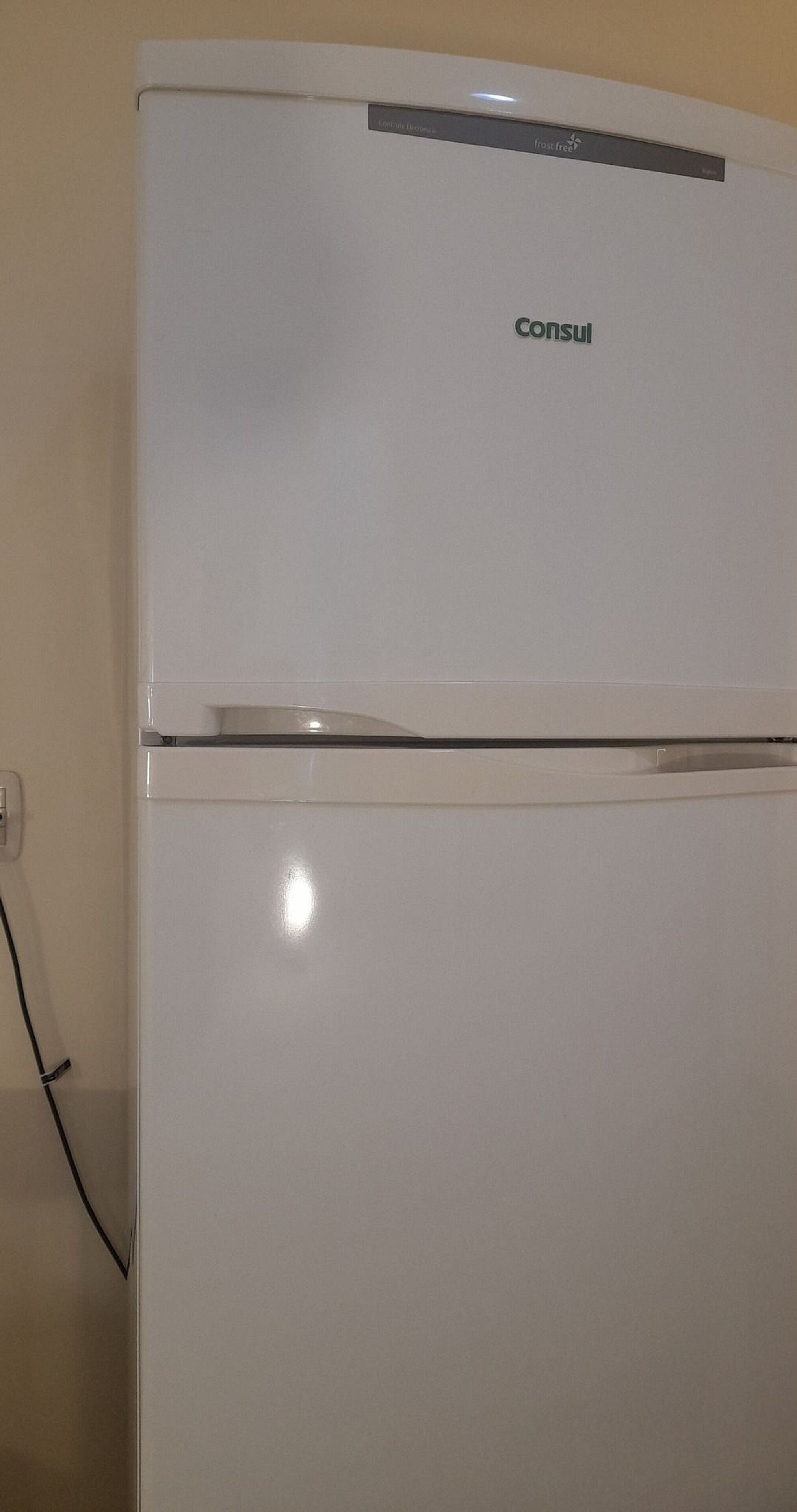Un refrigerador blanco con el nombre de la marca “Consul” en la parte superior.