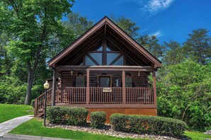 Exterior - Fireplace, hot tub, cozy, clean, and comfy cabin, walk to Pigeon Forge. (Pigeon Forge)