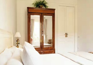 4 quartos, ferros/tábuas de passar roupa, berço de viagem