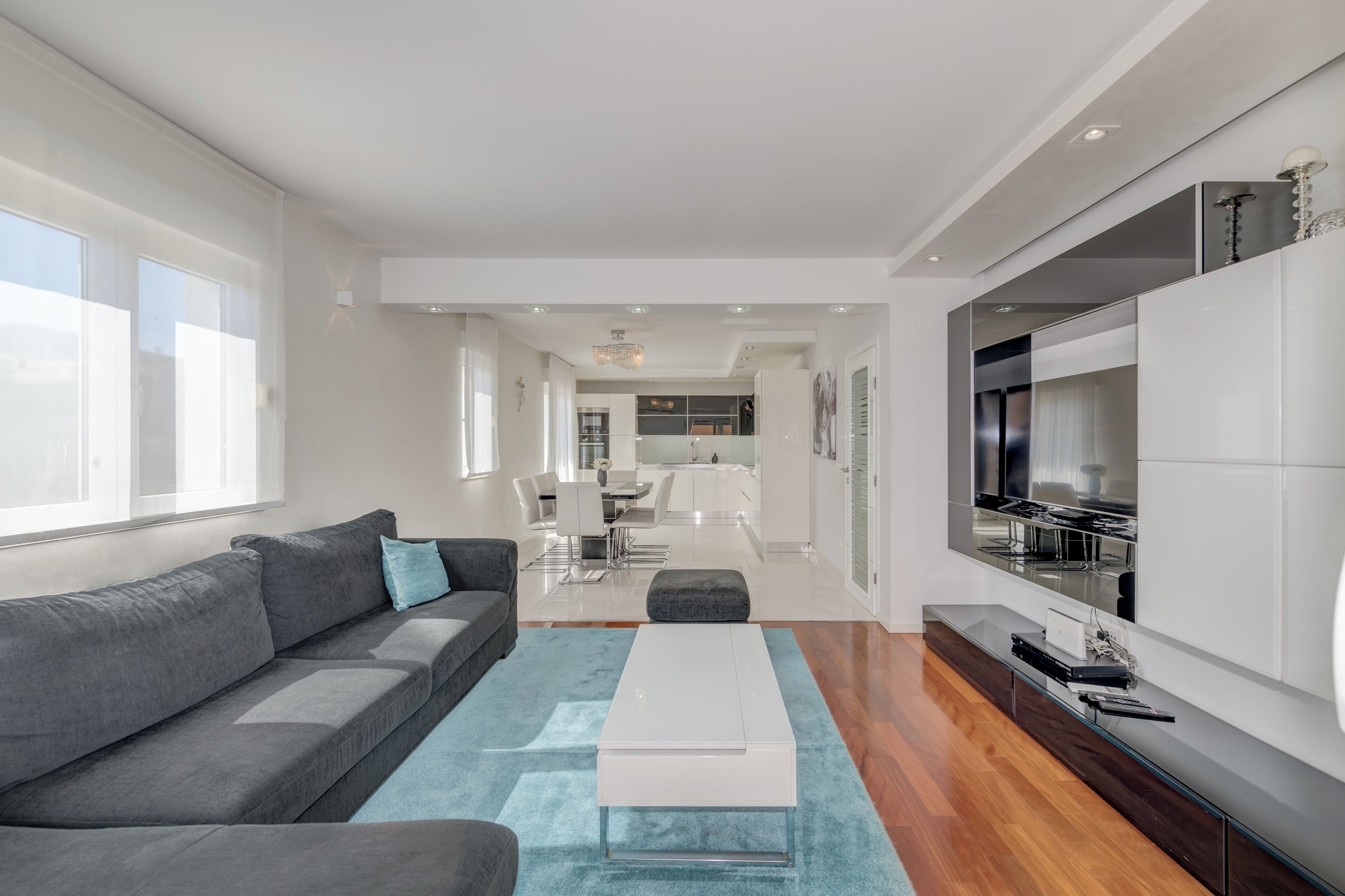 Villa – deluxe | Oppholdsområde | En 100-centimeters Flatskjerm-TV med kabel-kanaler