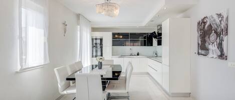 华丽别墅 | 起居区 | 100-厘米纯平电视(配备有线频道)