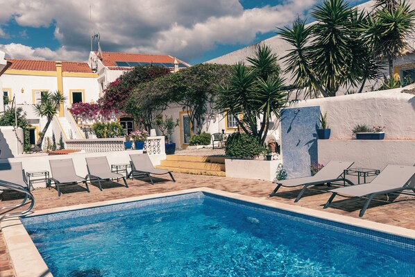 Piscina externa, espreguiçadeiras