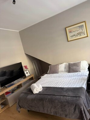 1 habitación, tabla de planchar con plancha, wifi y ropa de cama 