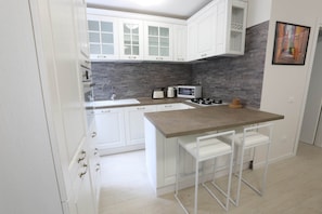 Kühlschrank, Mikrowelle, Ofen, Herdplatte