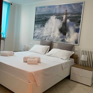 1 dormitorio, tabla de planchar con plancha, wifi y ropa de cama