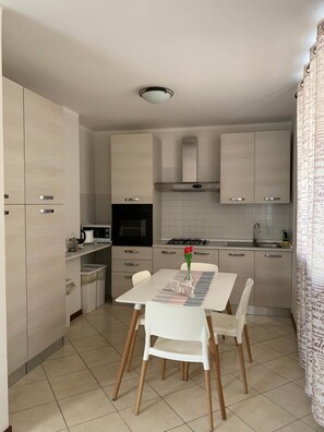 Fridge, microwave, oven, stovetop - Casa Magenta Apartment 1 (Valeggio sul Mincio)