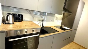 Een koelkast, een oven, een kookplaat, een vaatwasser