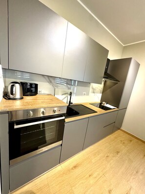 Fridge, oven, stovetop, dishwasher