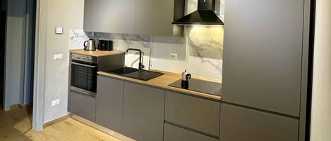 Fridge, oven, stovetop, dishwasher