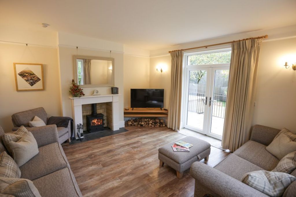 Smart TV, fireplace, stereo