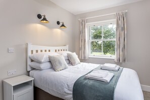 5 chambres, bureau, fer et planche à repasser, lit de bébé portatif