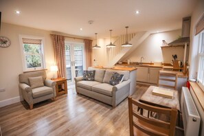 Smart-tv, eldstad och en stereo