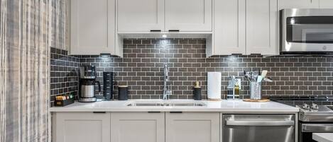 ثلاجة، ميكروويف، فرن، موقد طهي مسطح