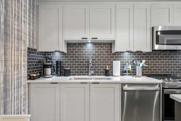 Frigorifero, microonde, forno, piano cottura
