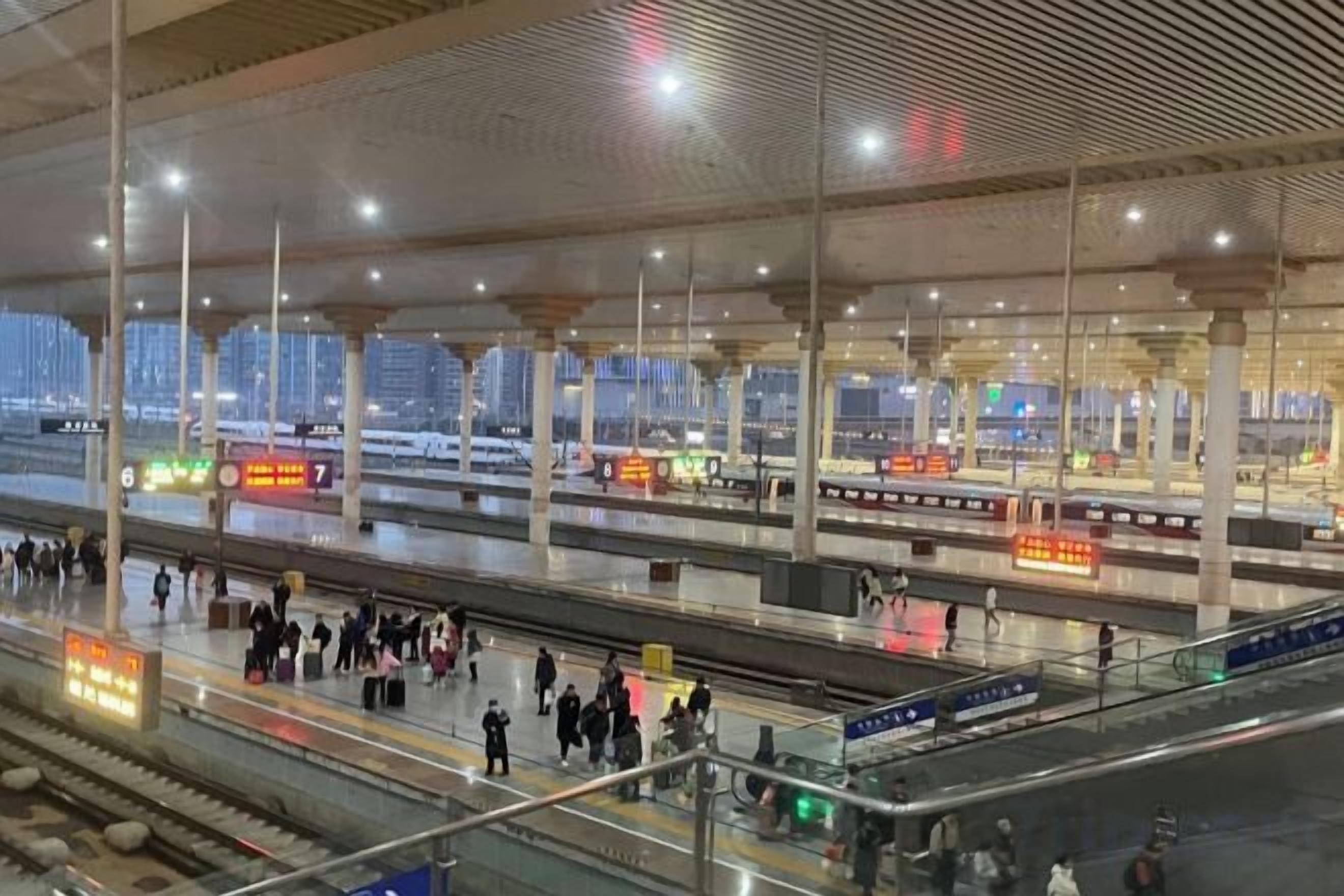 Une gare spacieuse dotée de nombreux quais et de multiples voies, d’une signalisation aérienne et d’une architecture moderne.
