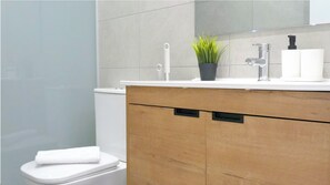 Sèche-cheveux, serviettes fournies, papier toilette