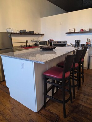 Microwave, oven, stovetop, dishwasher - The Delaney's Saloon (Vevay)
