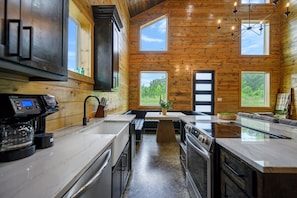 Cabaña, varias camas, bañera de hidromasaje, vistas al jardín (Bearly Creekin') | Cocina privada | Frigorífico, microondas, horno y placa de cocina