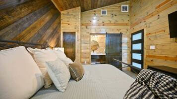 Cabaña, varias camas, bañera de hidromasaje, vistas al jardín (Bearly Creekin') | 3 dormitorios, decoración individual, mobiliario individual